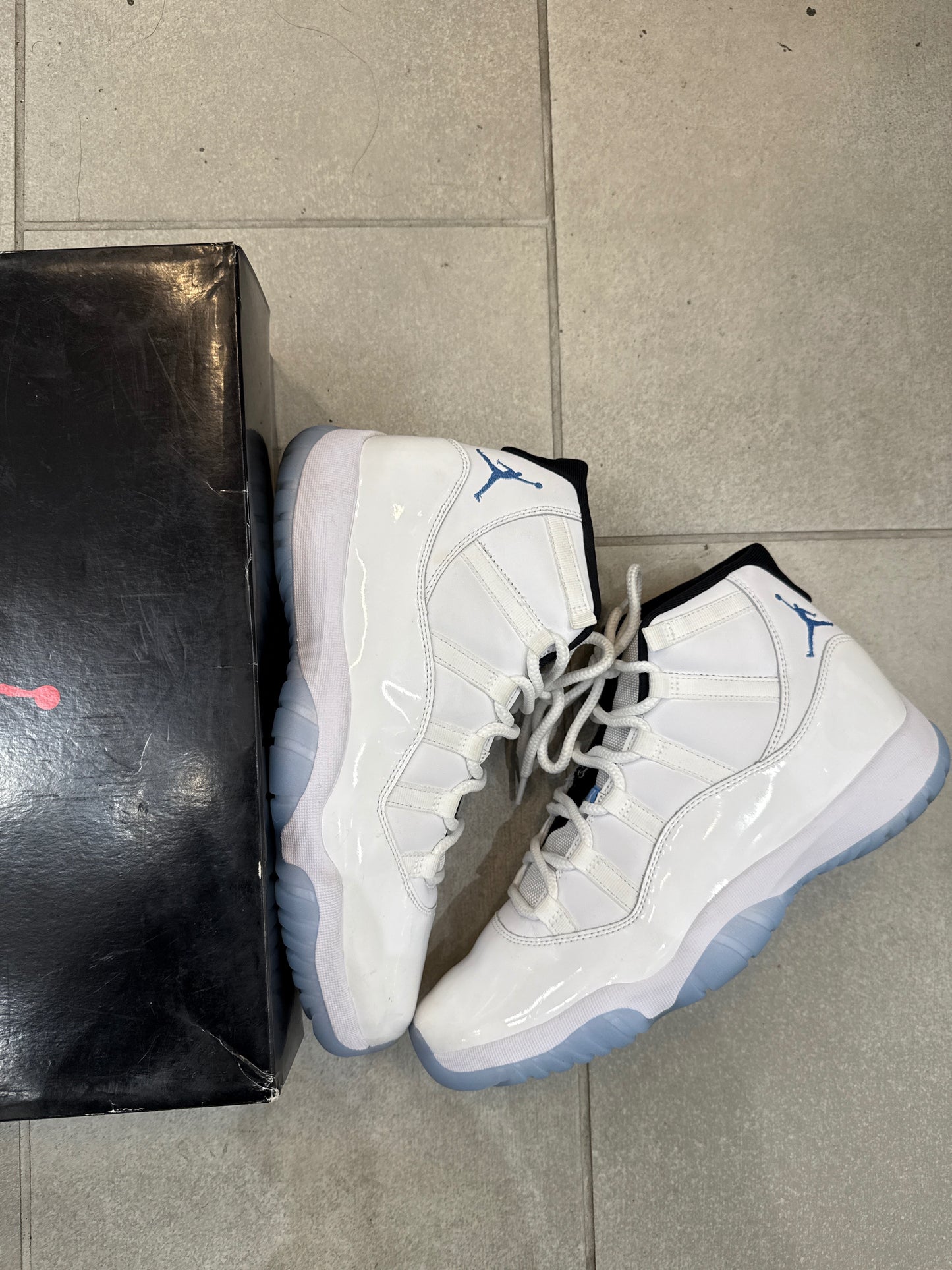 Jordan 11 Retro Legend Blue (2024) Size 11 (Pre-Owned)