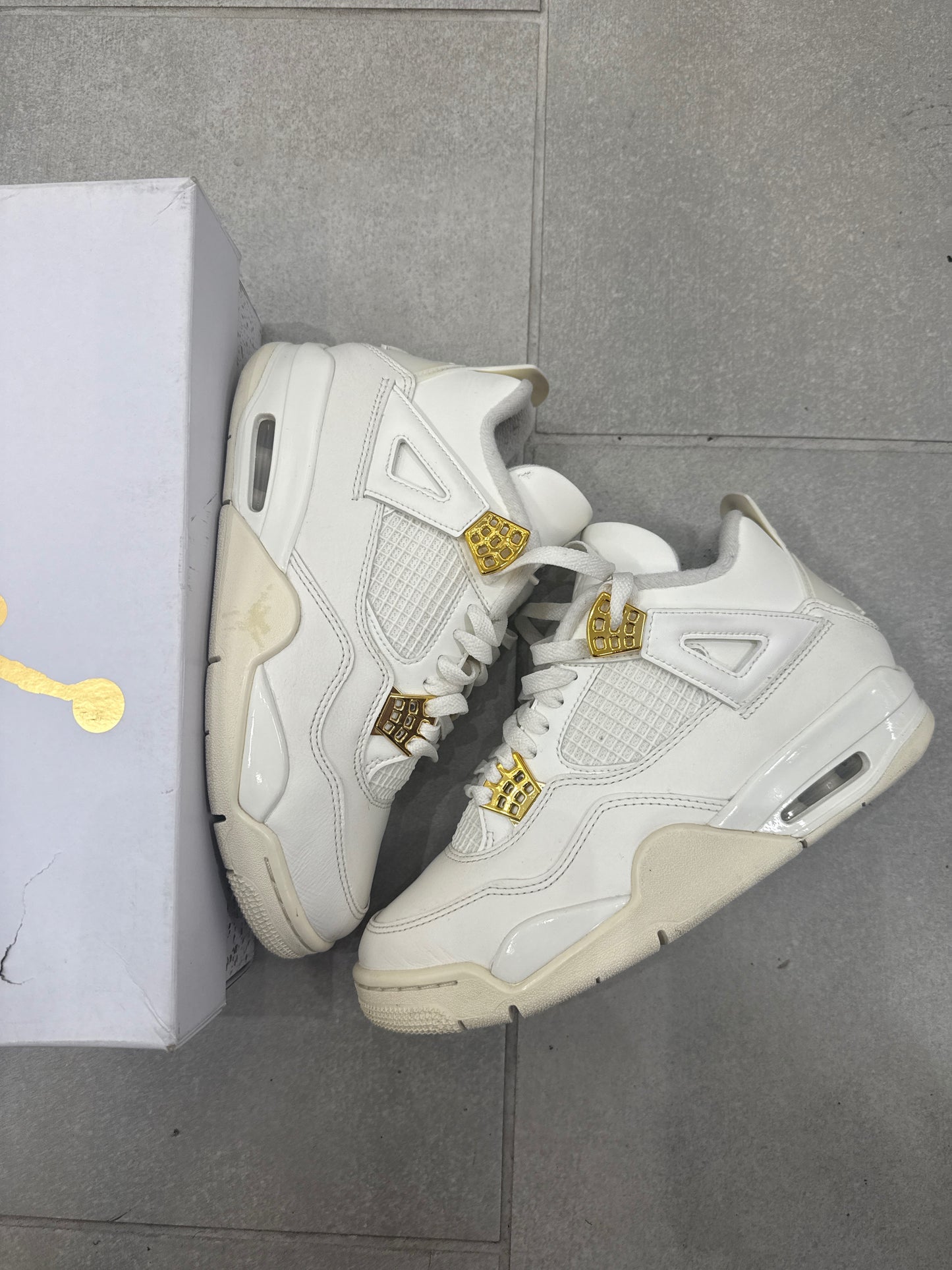 Jordan 4 Retro Metallic Gold Size 8W (Pre-Owned)