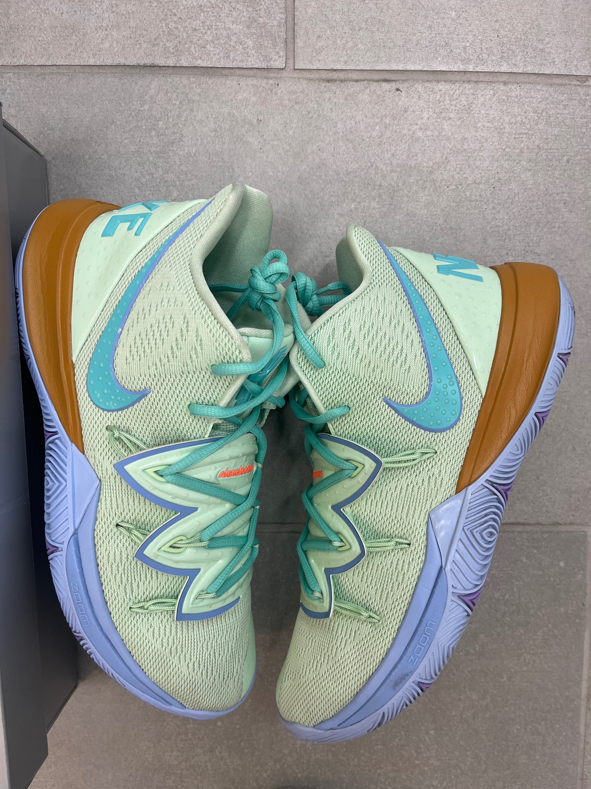 Nike Kyrie 5 SpongeBob Squidward Size 10.5 (Pre-Owned)
