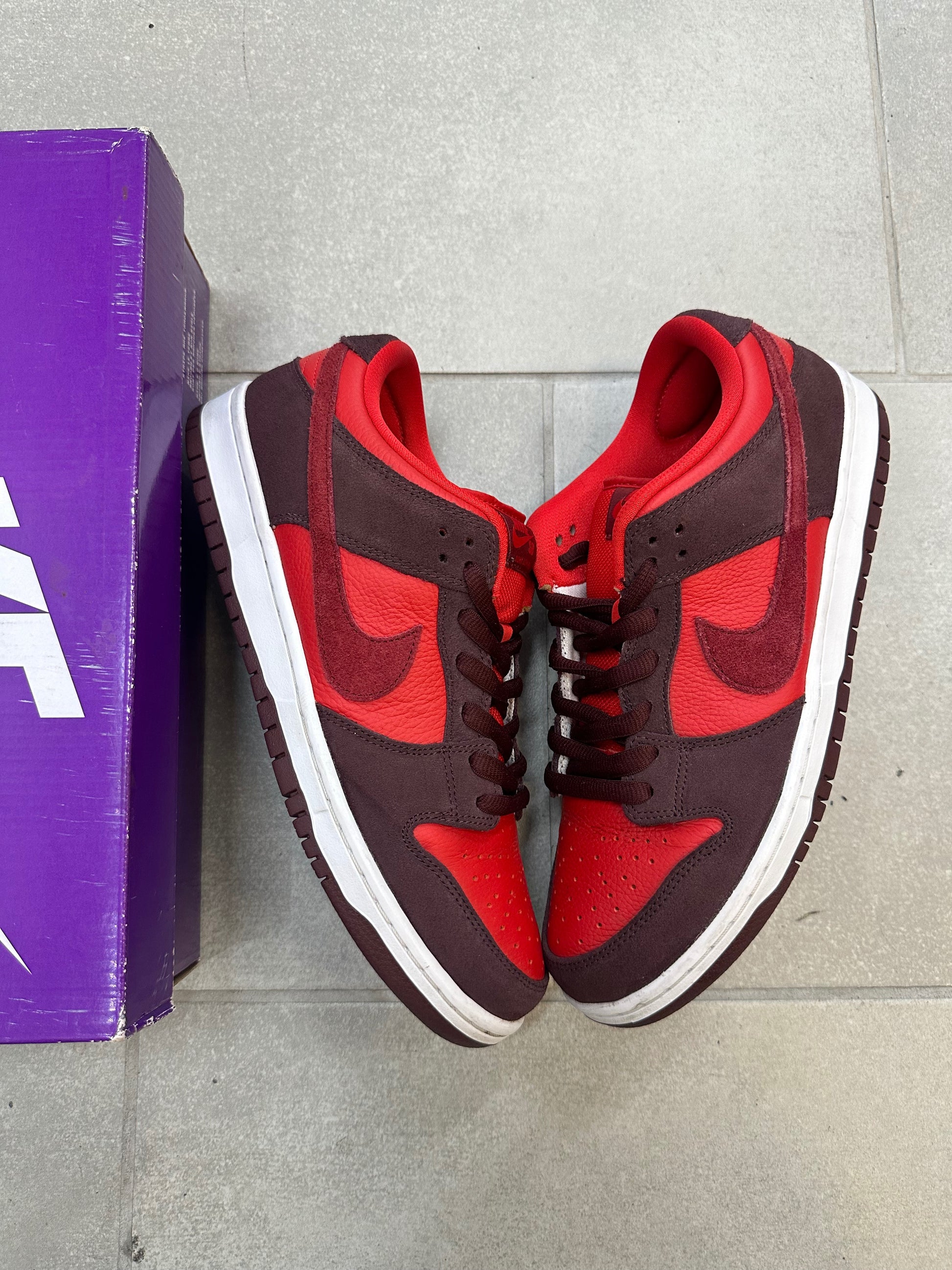 Nike SB Dunk Low Cherry Size 10.5 (Pre-Owned)